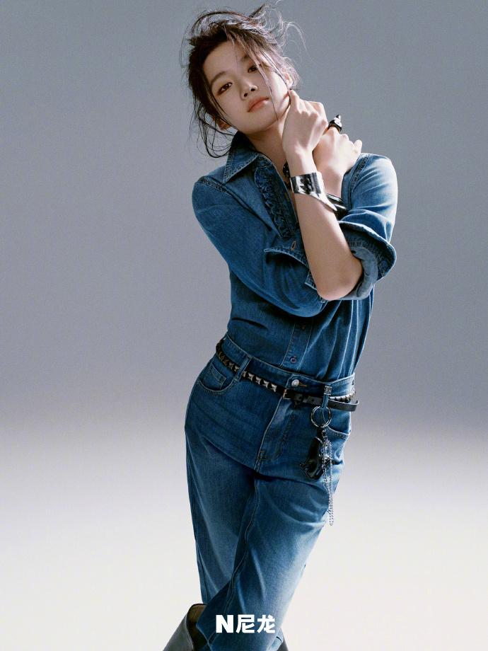  卢昱晓解锁杂志大片！镜头前气场全开，清冷与明艳切换自如，这波时尚表现力直接拉满