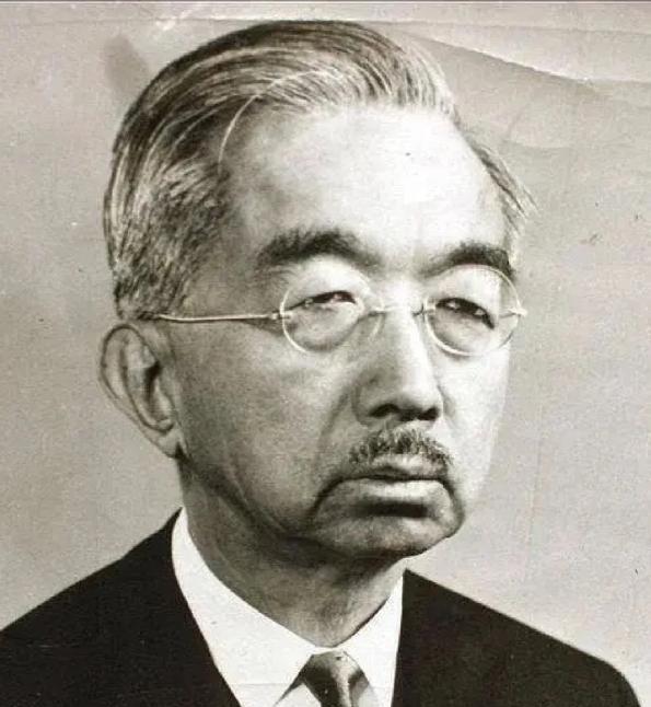 裕仁天皇纵容了自己的亲叔叔朝香宫鸠彦发布杀人命令，导致南京大屠杀。裕仁天皇出生