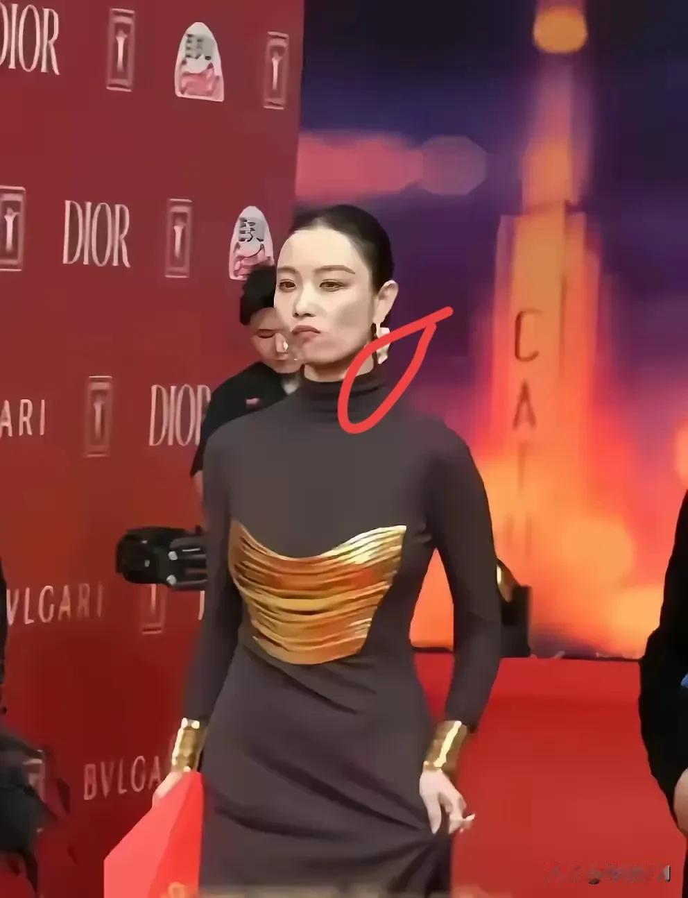 倪妮为啥老是一副拽的很的样子？一副不把别人放在眼里的样！最近有网友发现，倪妮在