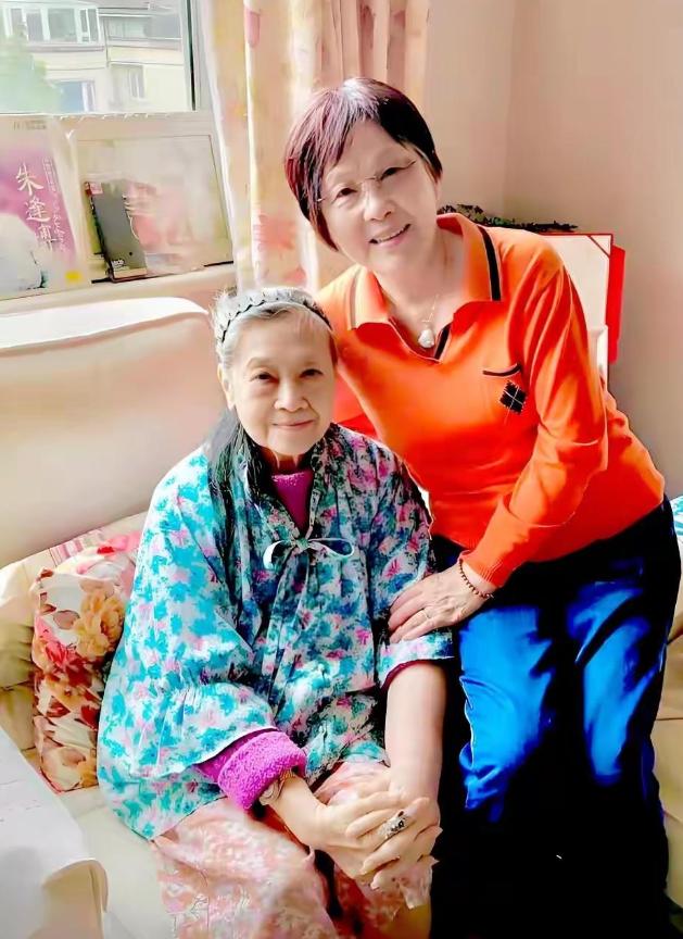 89岁的朱逢博，现在住上海郊区一套200平的复式大房子里，这套房子，是她的儿子施