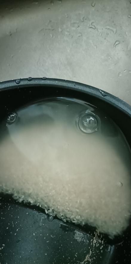 过去的大米因为怕有尘土，所以做饭之前要淘下水。而淘米的水是白色浑浊的，因为里面含