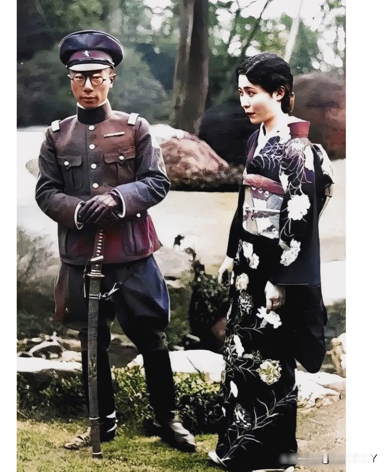 一九三七年，东京，末代皇帝溥仪的胞弟溥杰和他的第二任夫人嵯峨浩新婚时的合影老照片