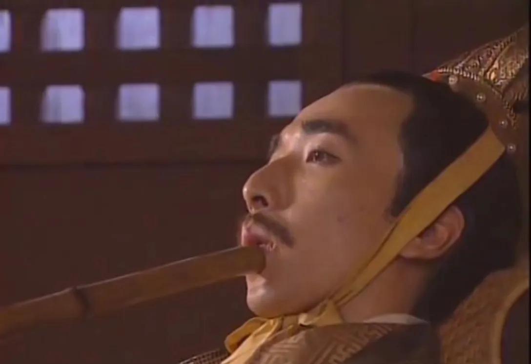 汉桓帝刘志特别喜欢当小偷，还专门请了八个师傅教自己偷盗技术。学成后，他就拿大臣们