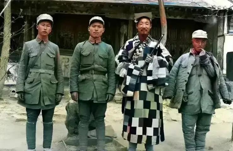1941年9月，狼牙山五壮士幸存者葛振林与宋学义被树杈撑住，在道士李圆忠的帮助下