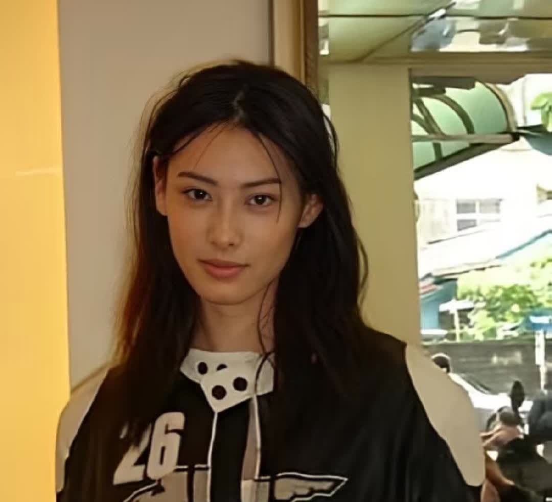 李泽楷意识到了梁洛施哪哪都好就是有个很致命的缺点要不得，那就是她女生男相