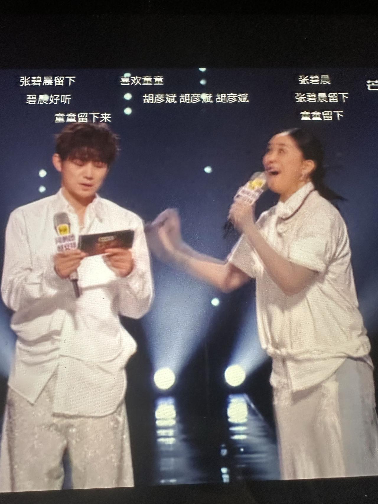 张碧晨被淘汰！今晚《歌手》淘汰的最后一个名额，在张碧晨和窦靖童之间二选一。说