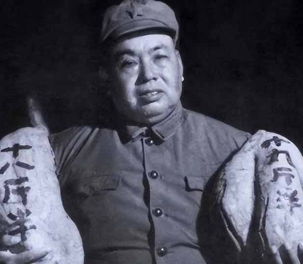1937年，许世友被关押，正饿得难受时，一警卫排长冒着掉脑袋的风险，给他塞了一只
