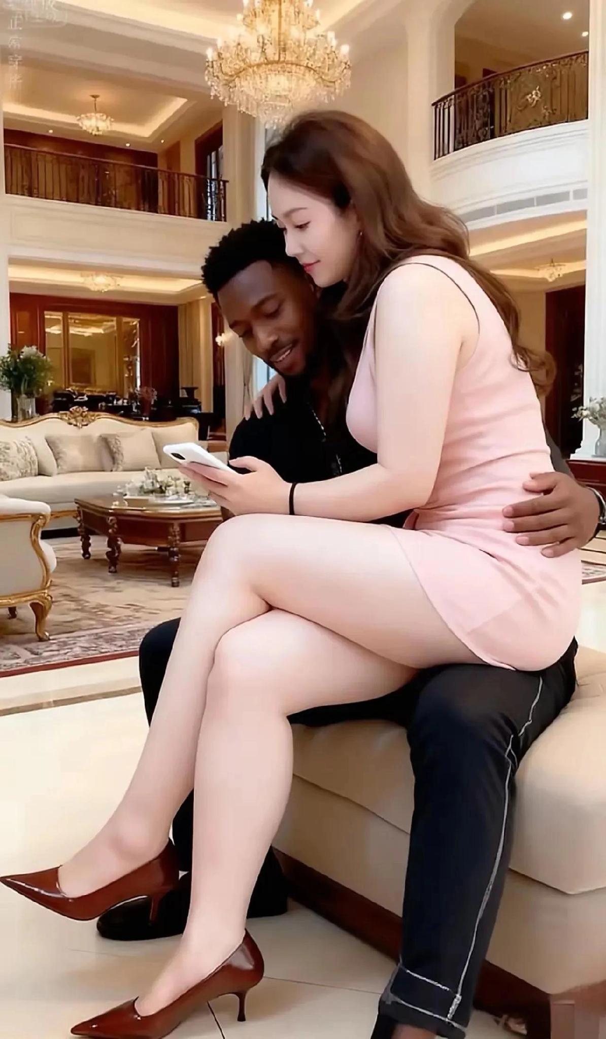 瞅瞅这组合！年轻帅气的黑人小伙搭配肤白貌美的富婆，在奢华大house里的互动也