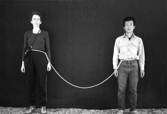 1984年，35周年国庆节大阅兵，主席台后面隐藏200多名特殊人员，他们手持各种