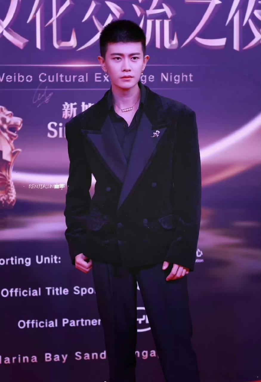 任嘉伦和刘雨昕微博文化交流之夜内场坐在一起啦，熟人局就是一直聊聊聊，能不能聊一下