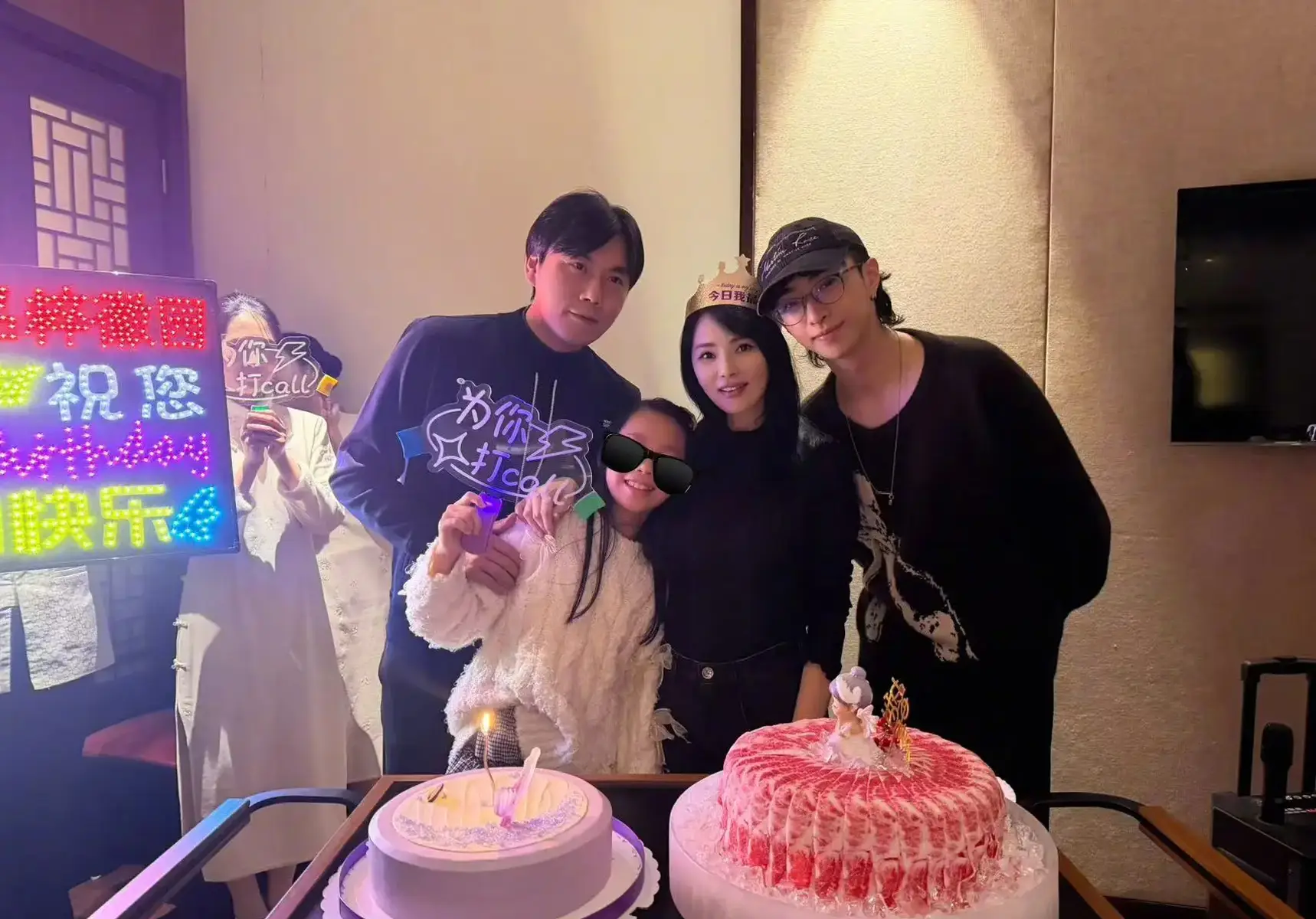 伊能静晒照庆祝58岁生日一家四口合影温馨幸福