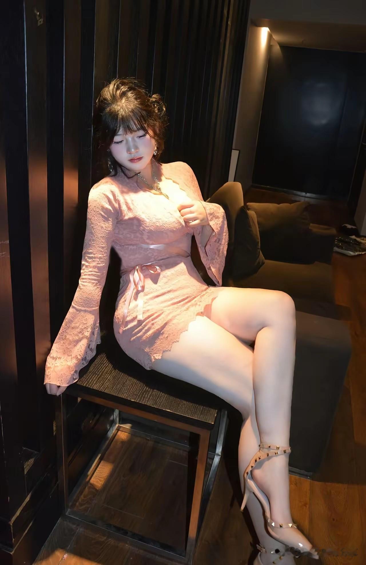 优雅粉裙，尽显迷人气质什么样的爱才叫真爱❤️看看气质女神的穿着搭配吧温柔粉色