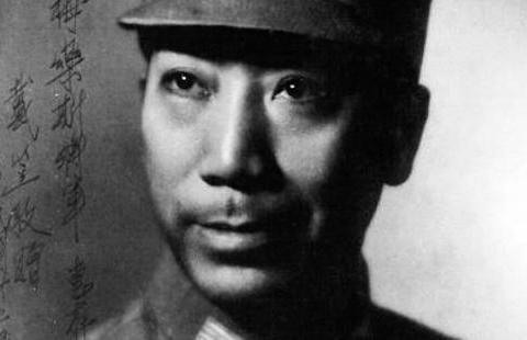 1938年，戴笠借口加班，把秘书余淑衡带到了卧房。戴笠递给她一杯咖啡：“提提神！