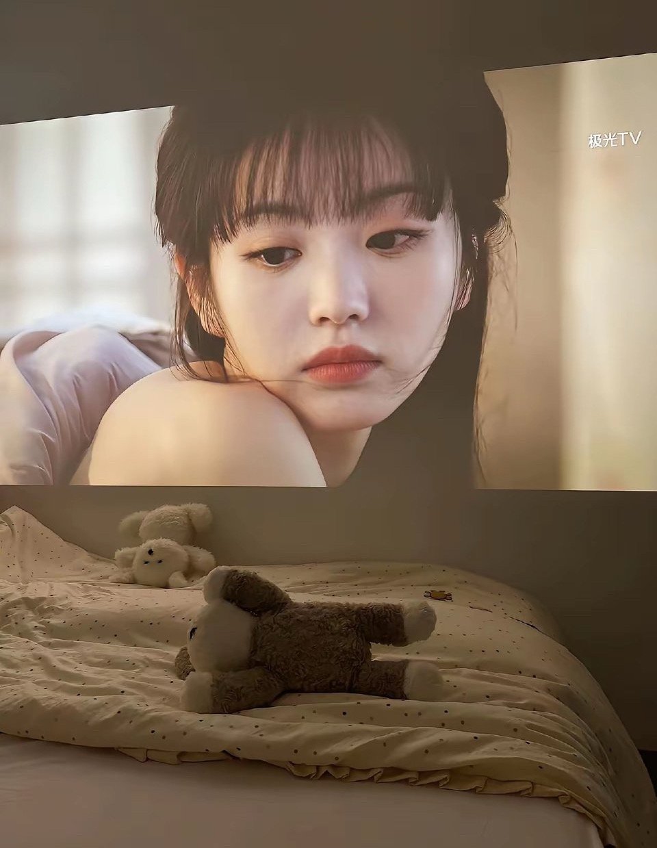 追剧还是用投影仪来，才真的看出效果，这田曦薇美的挪不开眼了。
