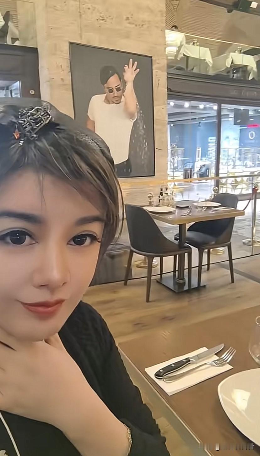 于会长走到哪都要带着任任，任任跟着会长到处出差，可是长了见识了。这次去土耳其