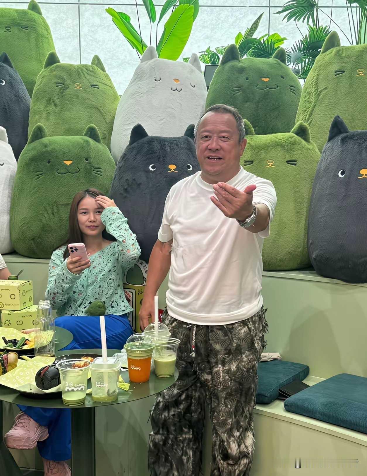 曾志伟喝奶茶太夸张了，这一桌子奶茶不会都是他自己喝的吧？