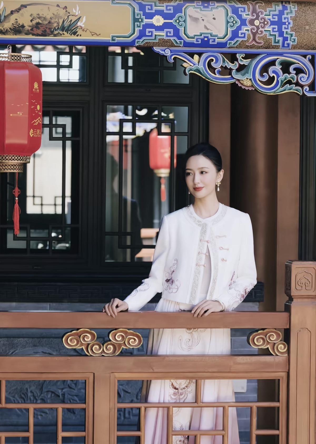 佟丽娅的这一身新中式[比心]是藏在细节里的东方美学也是时光里最动人的模样