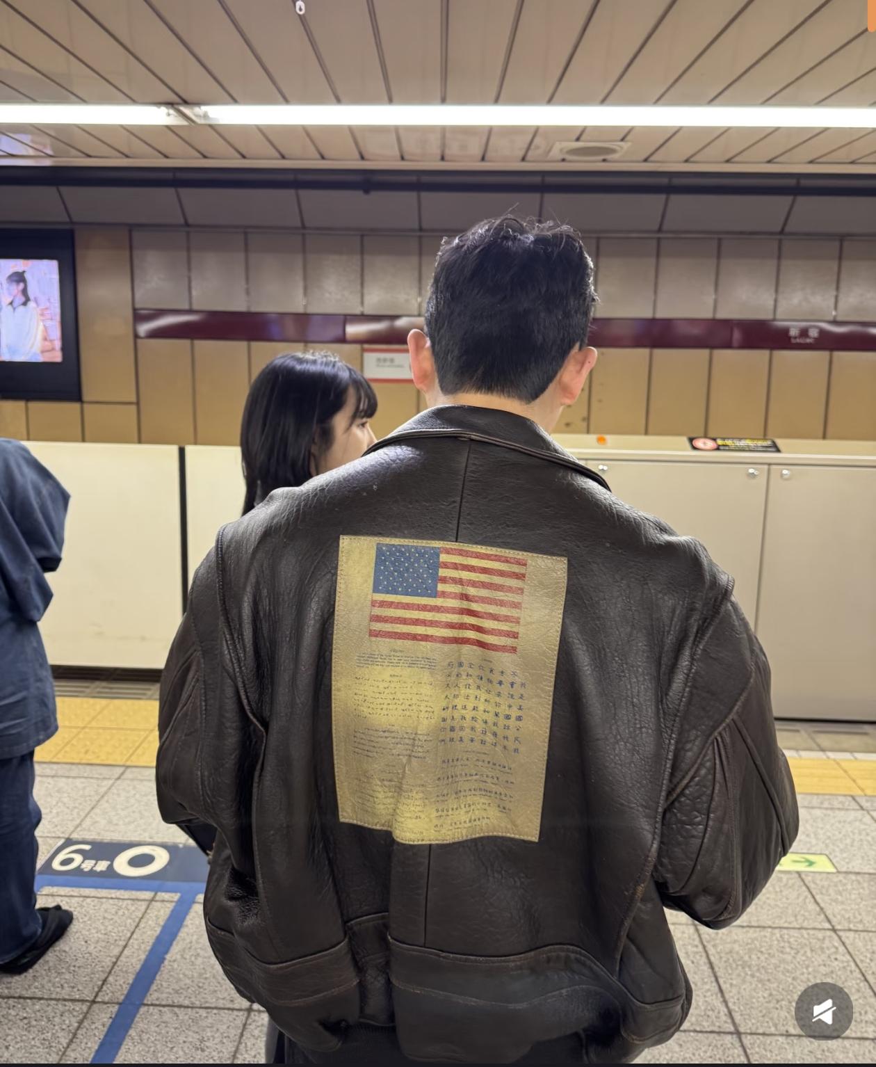 一个韩国人在日本街头穿着「血符」夹克，成功的引起了一个中国人的注意！「血符」抗