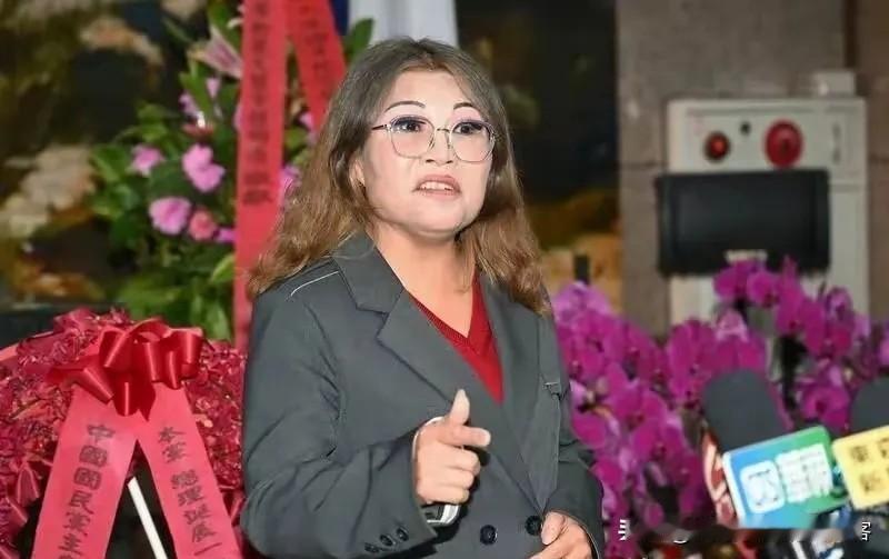 国民党中常委何鹰鹭今日宣布退党，日前遭国民党中央考纪会通过停职处分，提出申诉。