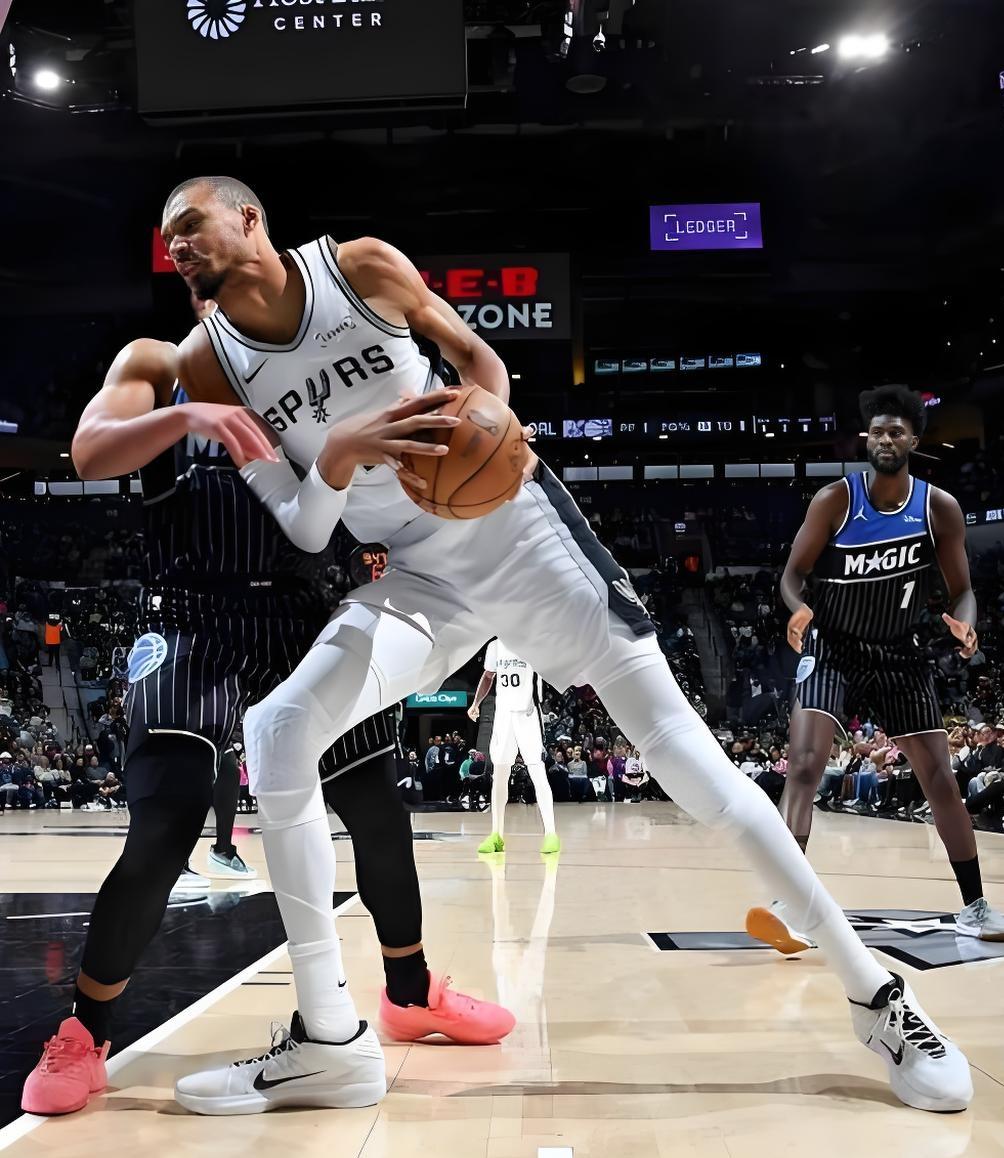 1.1秒绝杀封神！文班锁死未来门面！马刺这冠军相藏不住了！太阳领先了一整场