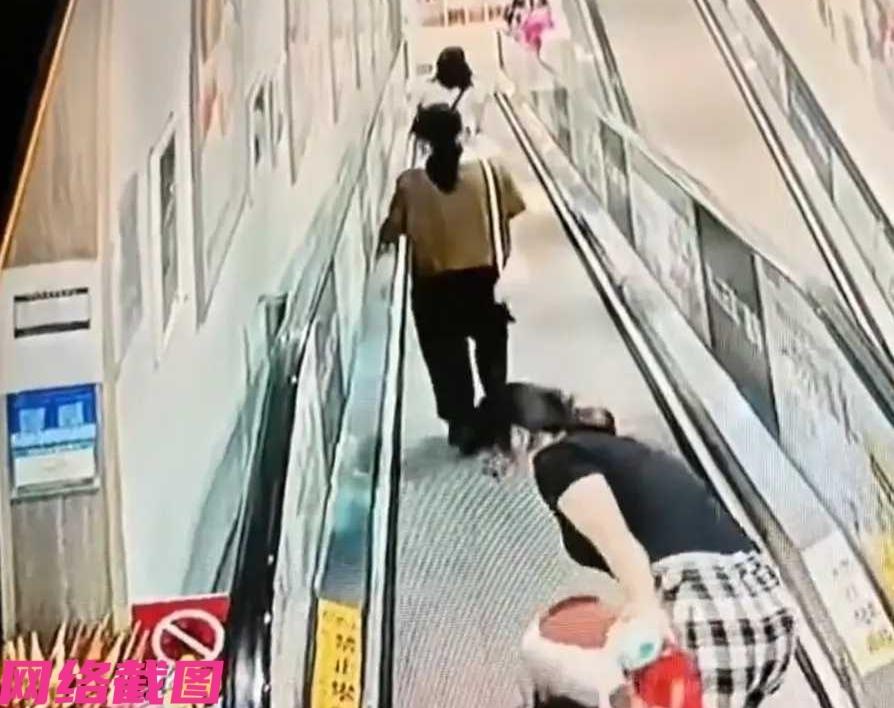 云南有女子带着自己宝宝乘坐扶梯，她把宝宝的童车先放在扶手电梯上，但她没有想到，童