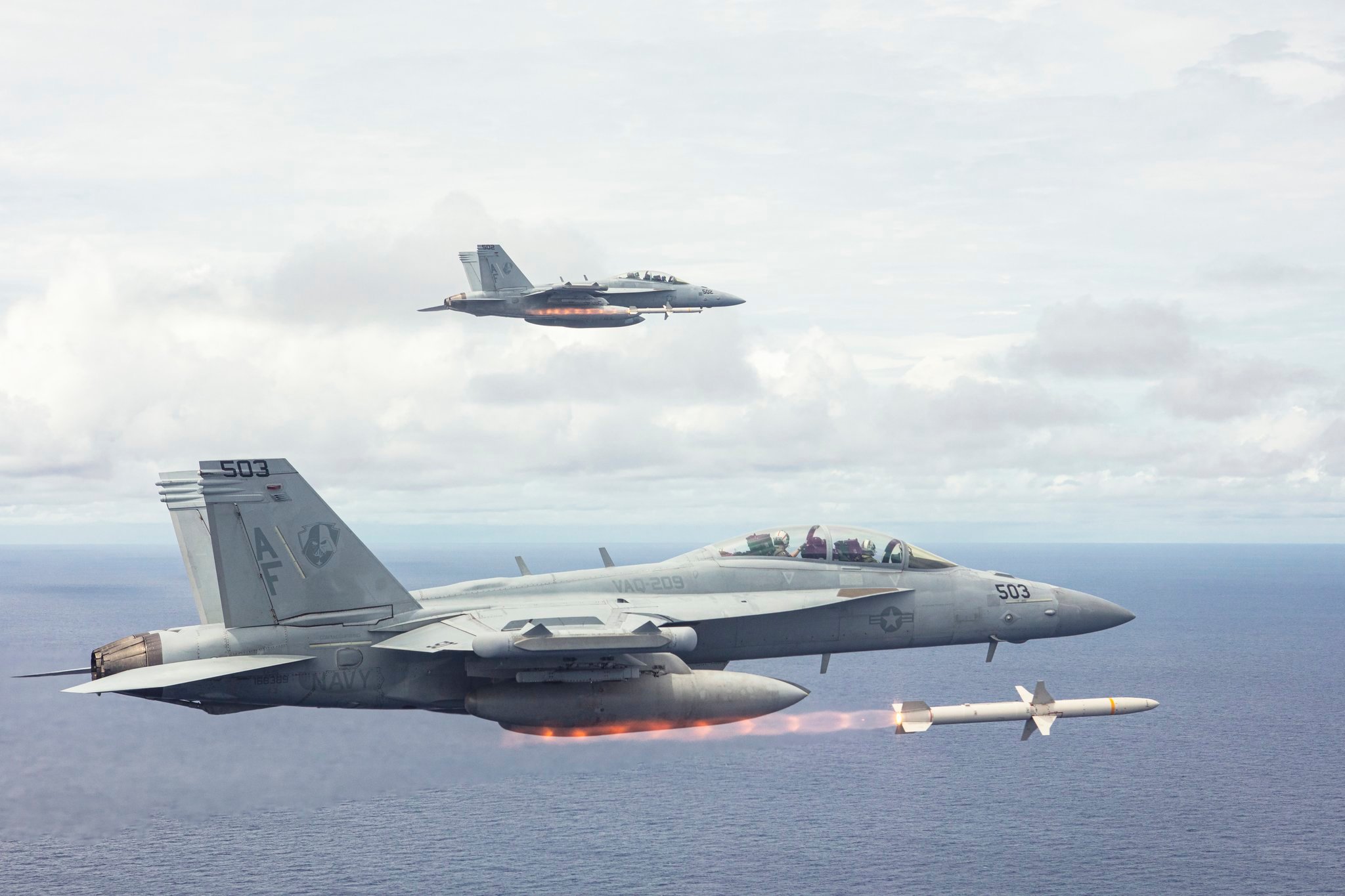 2022年8月30日，2架隶属于美国空军第209电子攻击中队"星战武士"的EA-