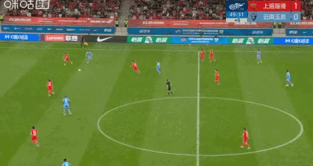 下半场进行到一半时，前队长奥斯卡退役的消息传来。而在上汽浦东足球场，海港现任队长