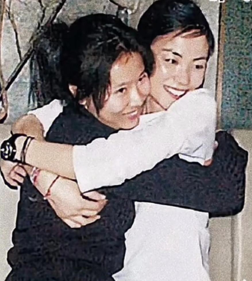 侄女随姑，外甥随舅。窦靖童和姑姑窦颖真是挺像的。窦颖人不错，唱歌也好听，和王