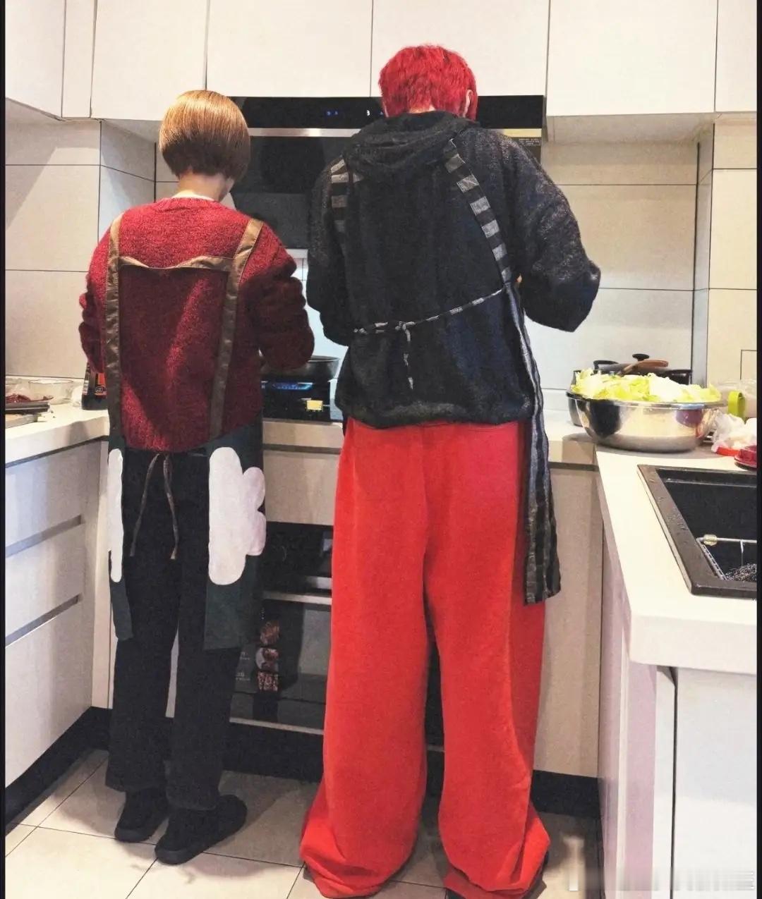 杨丞琳李荣浩一起过新年，小两口一起下厨做饭，包饺子，隔着屏幕都能感到一种“新的一