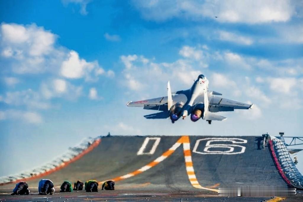 家门口的挑衅我们半步不退！美军10余架战机扑向黄海上空，刚逼近我方防空识别区