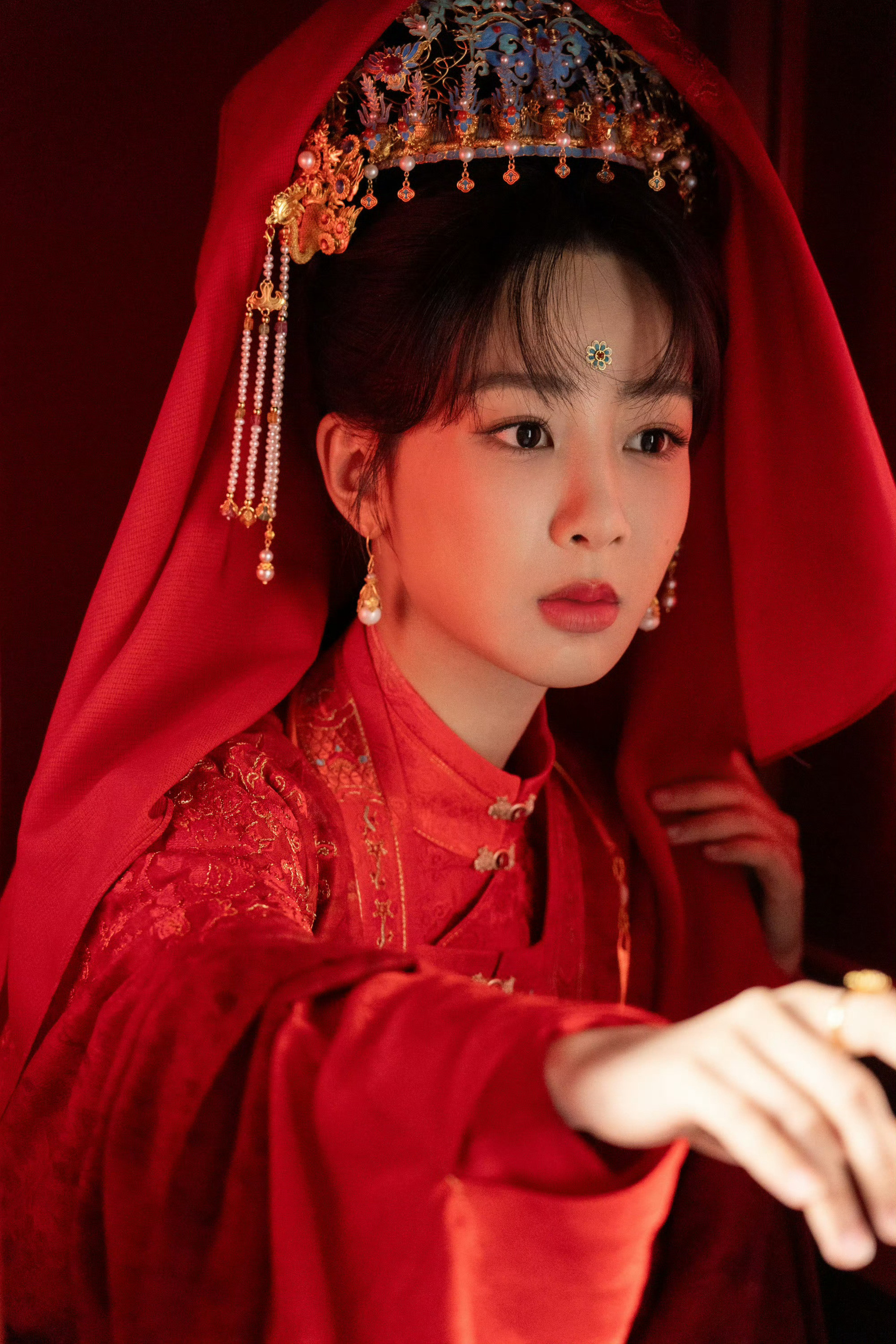 近期热门剧集，一番女主抖指好夸张——❶白鹿《莫离》，3.7亿。❷杨紫《家业》，3