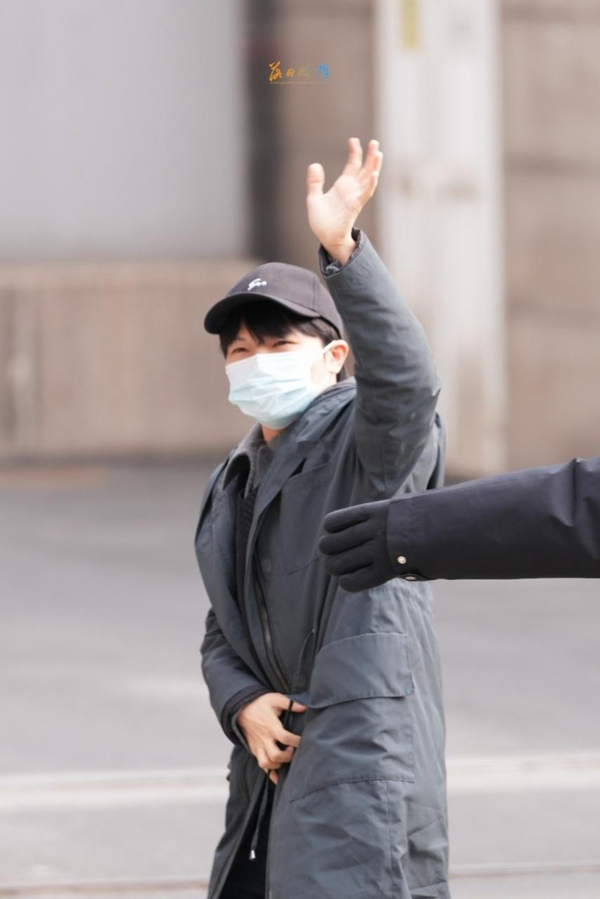 周深一件衣服穿了十几年能一件衣服穿这么久，本身就能看出他的念旧和长情。在快速更