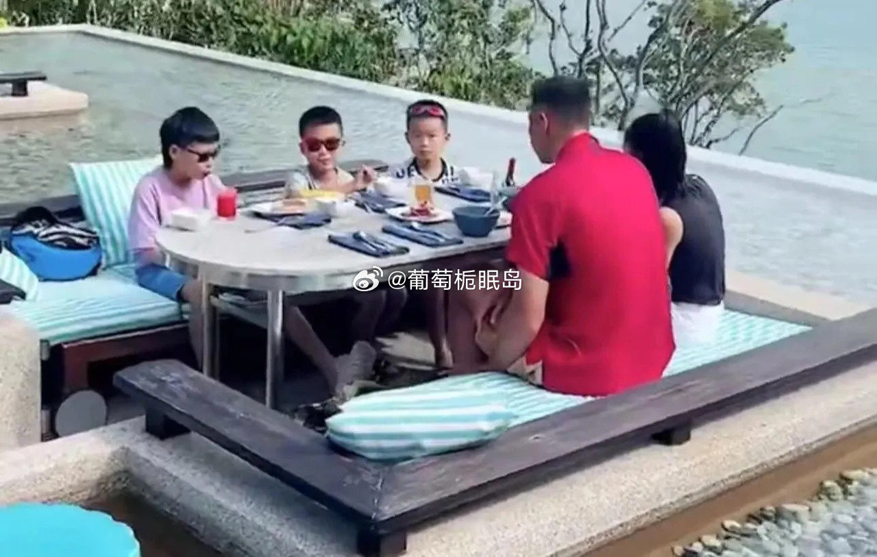 易建联带全家在国外度假，模特老婆颜值吸睛，一家人好幸福！​​​
