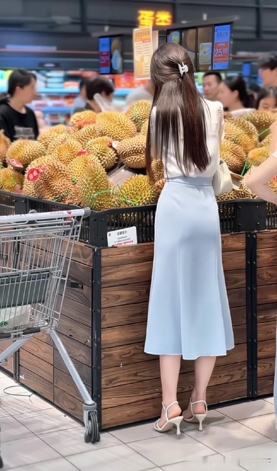 女孩一个人买榴莲，证明她没有男朋友。