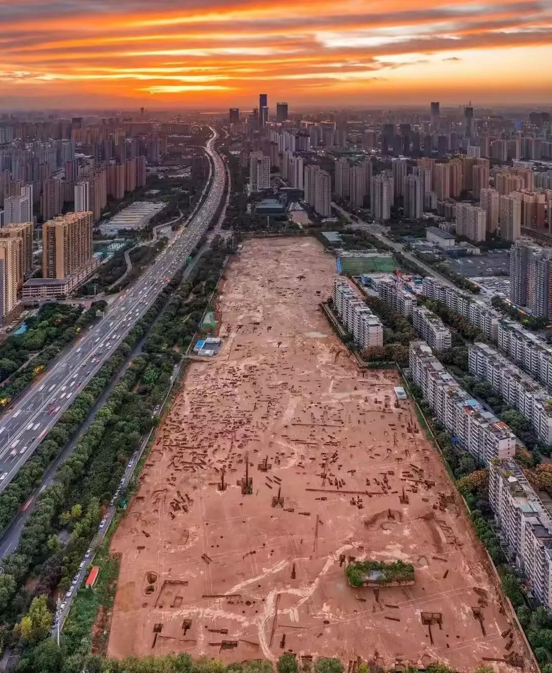 好家伙,西安这雨下得简直离谱!一网友出门一个月回来,直接傻眼!家对面光秃秃的古墓