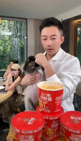 汪小菲马筱梅张兰合体直播，酸辣粉狂卖上万单！今天下午，马筱梅开启直播，她