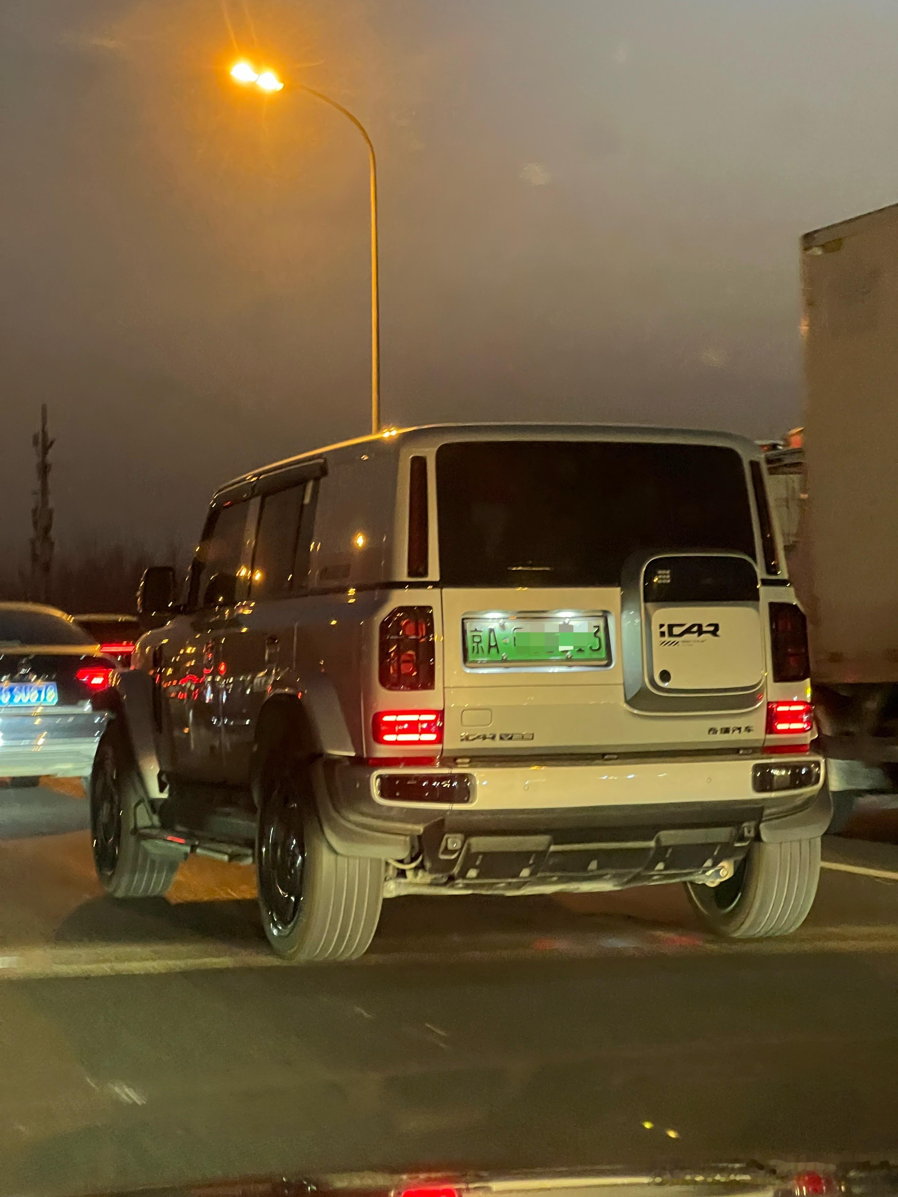 给你们见识一下什么叫没戏硬唱，没灯硬贴。我也是长见识了。北京