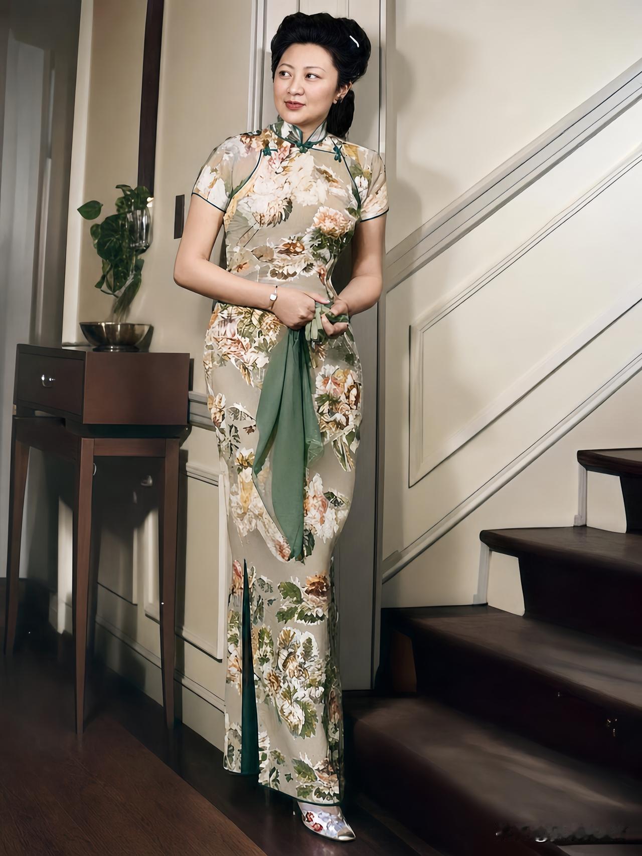 这是宋子文的美貌夫人张乐怡在纽约长岛别墅的一张留影老照片，拍摄于一九四二年。这可