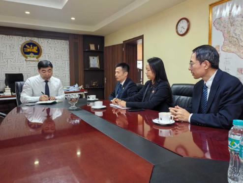 8月14日，蒙古苏赫巴托尔省，一群不法分子打着“反对石油勘探”的旗号闯进中资“丰
