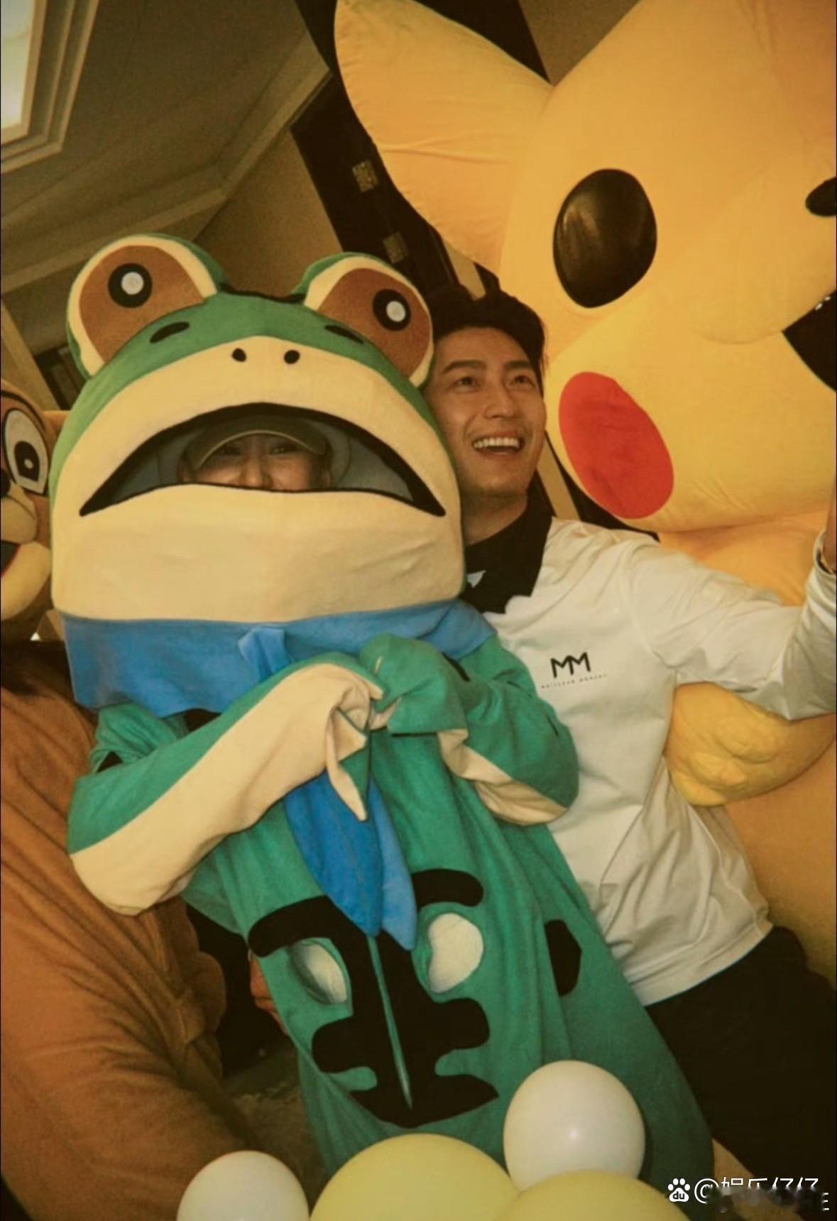 窦骁过生日，何超莲扮青蛙逗他开心，现场氛围看起来很轻松活跃。之前还说两口子要离婚