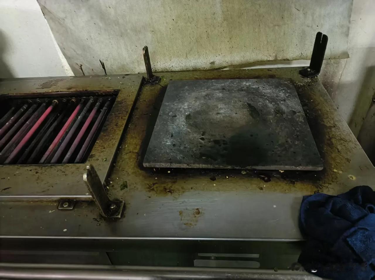 今天在船上厨师群里，看到这么一个情况，船上大厨合同到期了，要休假了，公司（不是我