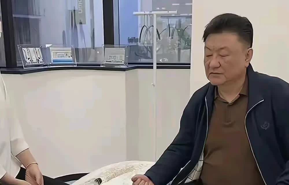 金逸宸带着父亲王宁去日本治病，真的告诉大家生女儿的家庭也是很幸福的，女儿也靠得住