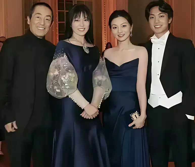 张艺谋的儿子与女儿合影，一个帅一个美，完美继承了妈妈的美貌。