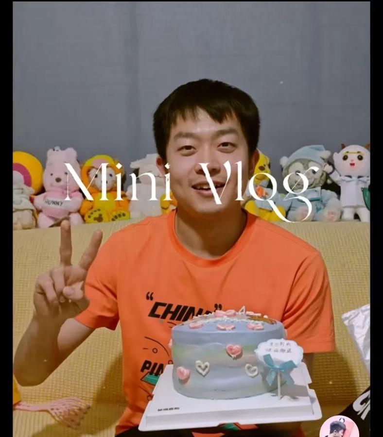袁励岑这哥们儿过个生日还挺能整活啊，沙发上堆满洋娃娃，粉色爱心蛋糕一摆，不知道的