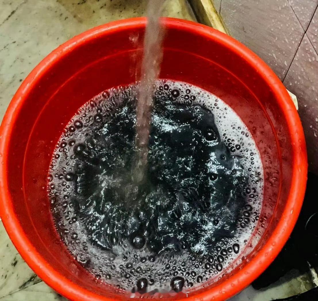 印度，新德里的自来水出现蓝色，而且放水时有丰富泡沫。不懂就问，这是咋回事？不知道