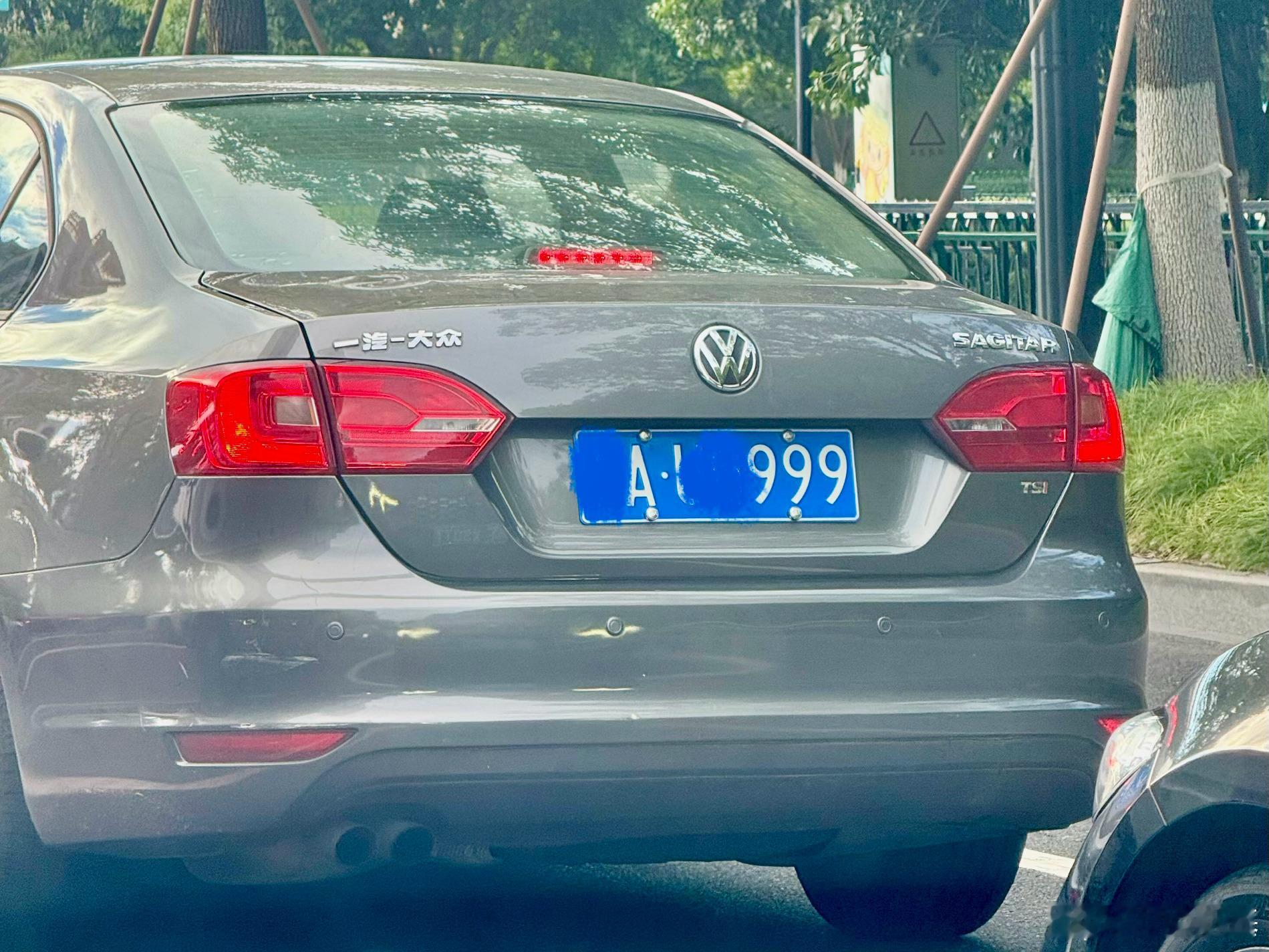 刚才路上看到个二代速腾前期款，挂了一个不错的车牌。这车如果一手到现在也得13年左