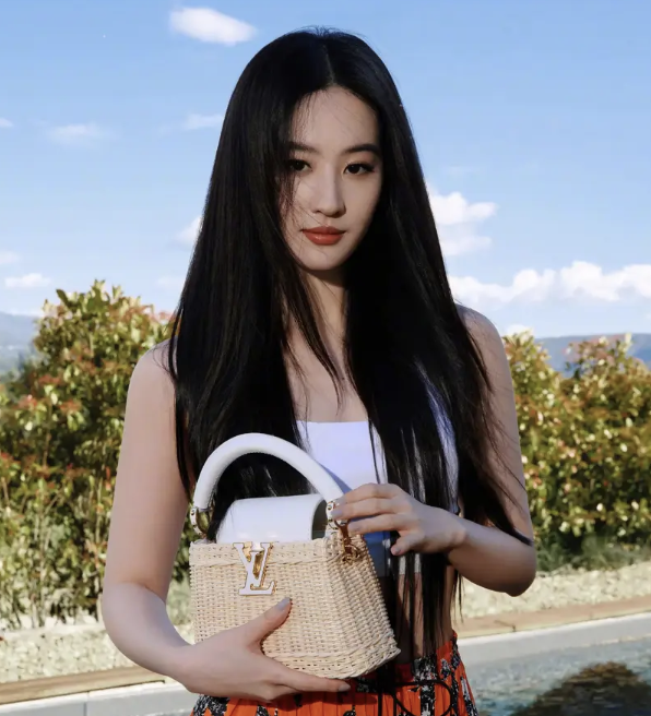 刘亦菲吊带背心配红裙黑长直造型美如初恋