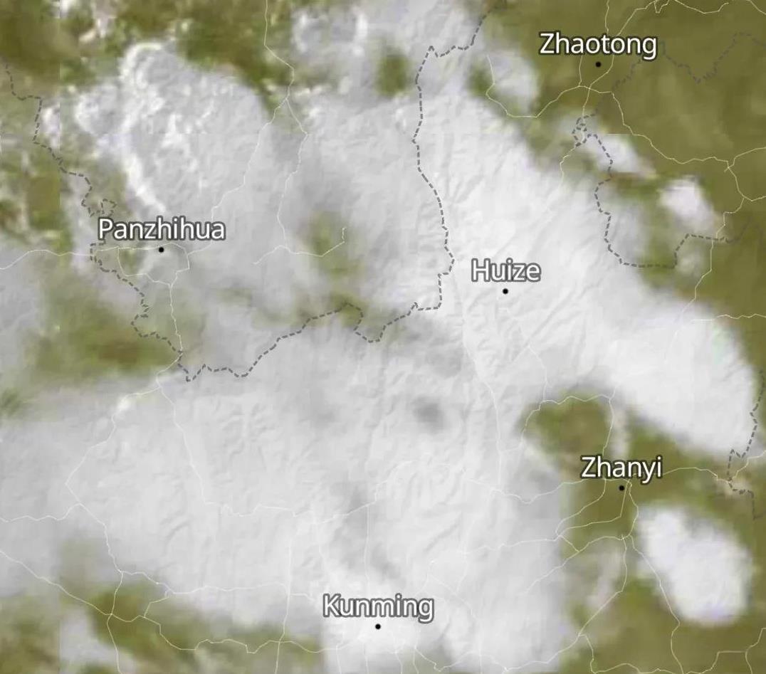 从今天晚上的最新卫星云图上看，云南楚雄、曲靖、昭通一带为局部分散性云层，昆明特别