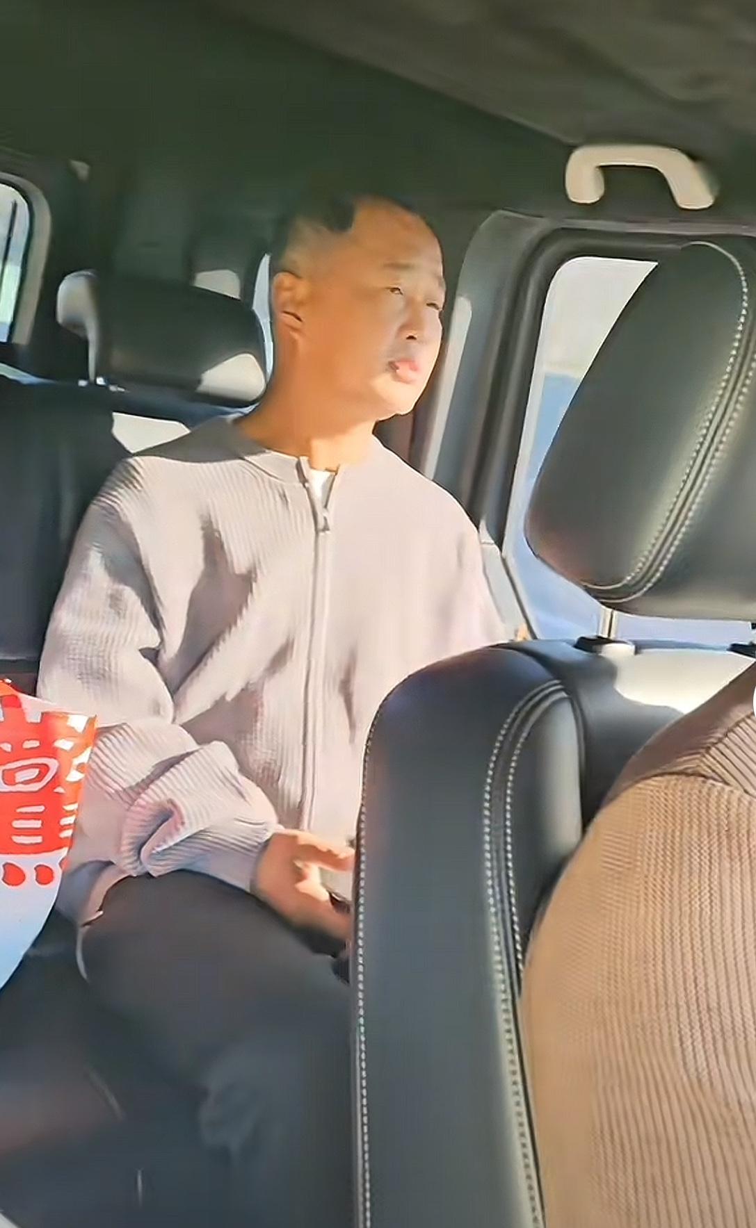 沈巍今天一早，带着女朋友晓晓开启福建行了。这次他没有像以前一样，带着几十号主播去