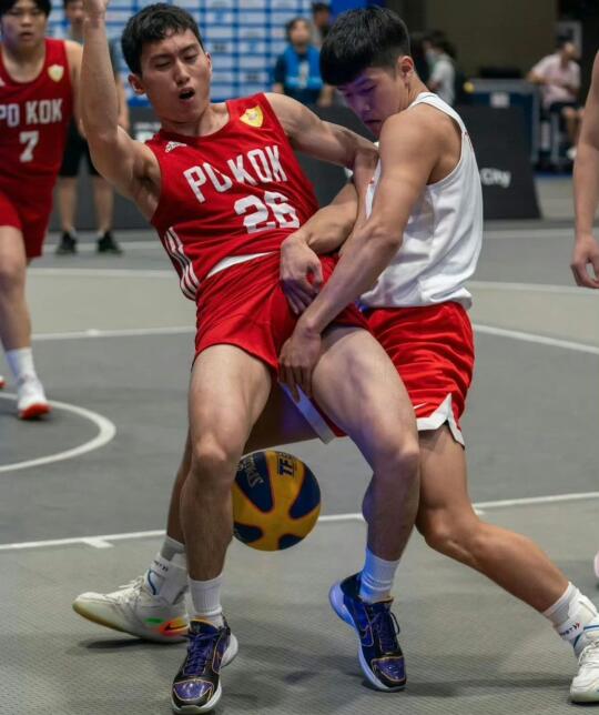 篮球场上争夺
